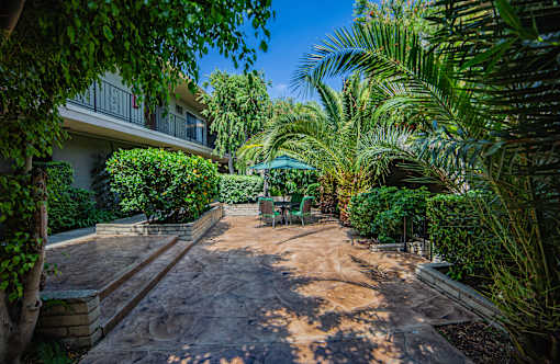 additional photo for property listing at chic digs with room to stretch out in the village 22 car
