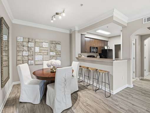 Open dining area with kitchen breakfast bar at Courtney Bend Apartments, Hardeeville, SC 29927