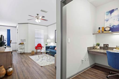Spacious Living Room With Plank Flooring at The Shallowford Apartments, Chattanooga