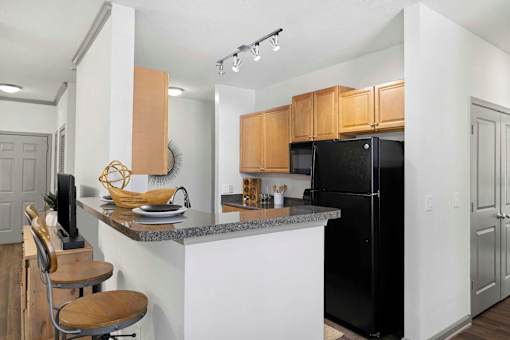 Fully Equipped Eat-In Kitchen at The Shallowford Apartments, Chattanooga, TN