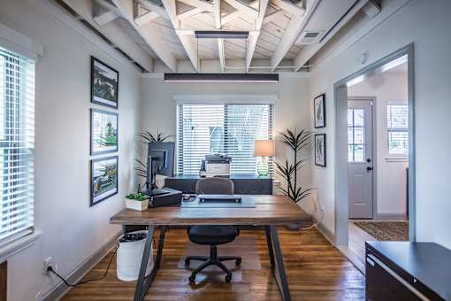 A room with a desk and a computer at Kiwi Goji Apartments, Memphis, 38111