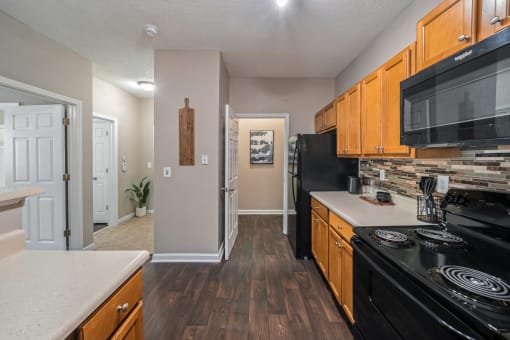 Modern Kitchen With Custom Cabinet at Sugarloaf Crossing Apartments, Lawrenceville, GA
