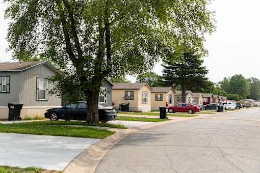 Exterior Landscape at Heritage Oaks, Lincoln, NE, 68521