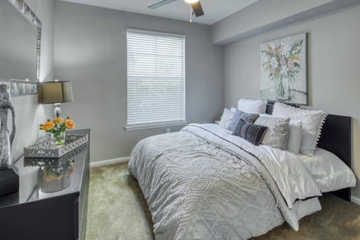 Bedroom with Painting on the Wall at Rivertree Apartments, Riverview, 33578