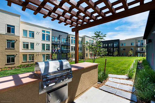 Grill at 8000 Uptown Apartments, Broomfield, CO, 80021