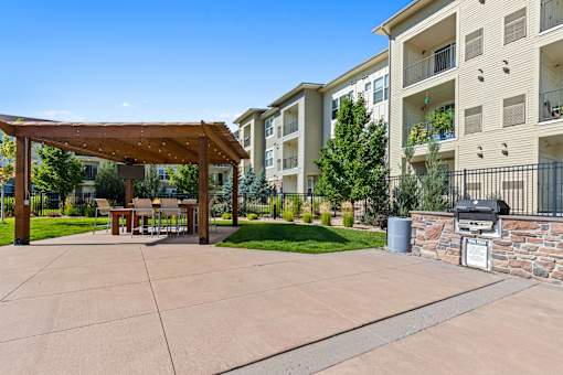 the preserve at ballantyne commons courtyard with picnic area and large apartment buildings