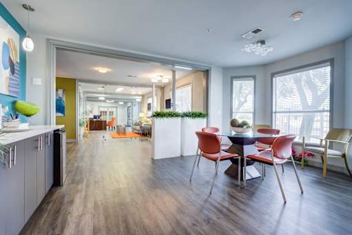 A modern kitchen with a dining table and chairs.at Metro 5514 Houston, TX, 77021