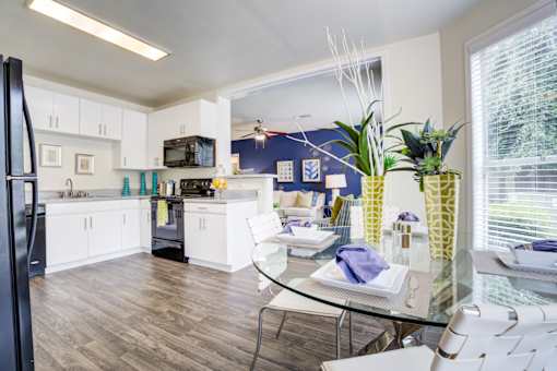 Dining And Kitchen View at Metro 5514, Houston, 77021