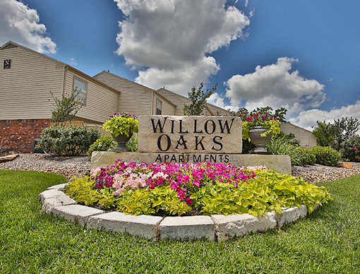 Property Signage at Willow Oaks, Bryan