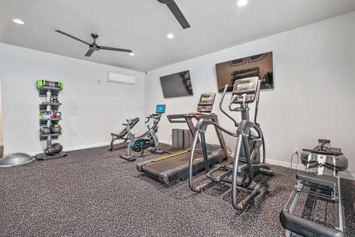the gym at the shiloh green apartments in kennesaw, ga