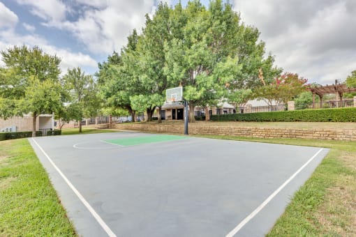 the basketball court at the preserve at ballantyne commons apartments