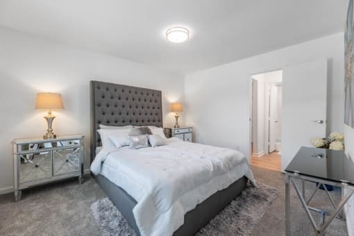 bedroom , table with lamps at Tall Timbers Apartments, Houston