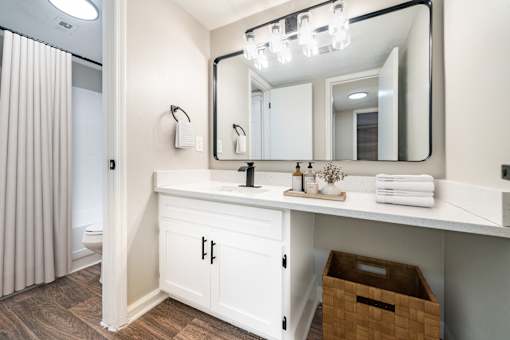 Full Bathroom at Mountain Place Apartments, Stone Mountain, GA