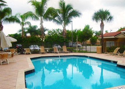 outdoor pool_Lakeside Commons Apartments West Palm Beach, FL