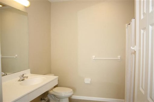 Apartment bathroom, Cahill House Apartments, St. Louis, MO