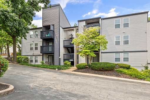 Exterior of an apartment building at Creve Coeur, Creve Coeur, MO