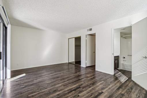 A room with wooden floors and white walls at Del Coronado Apartment , Arizona