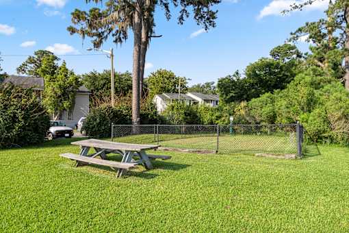 Picnic Area at River Crossing Apartments, Thunderbolt, GA