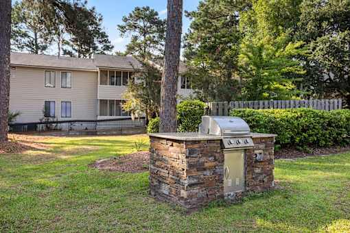 Barbeque Area at River Crossing Apartments, Thunderbolt