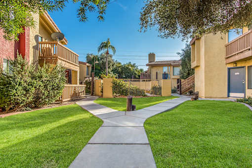 Outdoor Walking Paths at Glen at Mesa Apartments, Mesa, AZ