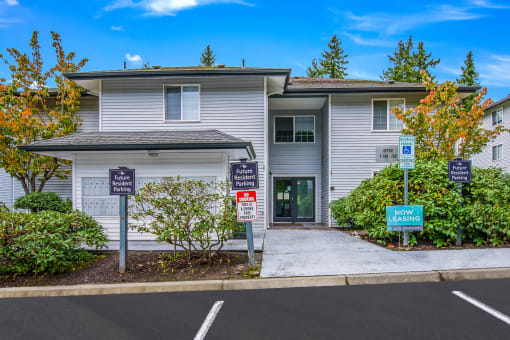 Entrance area at Glen at North Creek, Everett, Washington