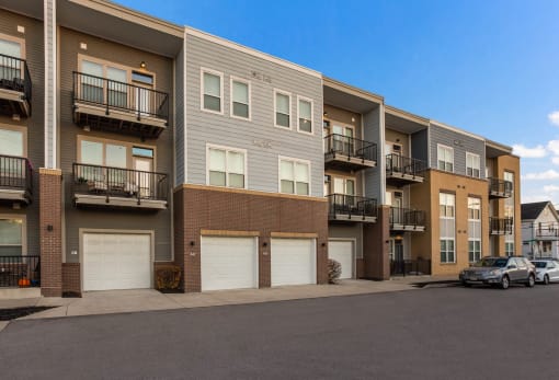 Apartment Exterior at Heritage at Oakley Square, Ohio, 45209