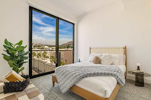 A bedroom with a large bed and a view of the city at WM by CLG, Los Angeles, 90232  
