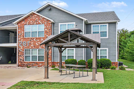 Northbrooke Commons gazebo with picnic table
