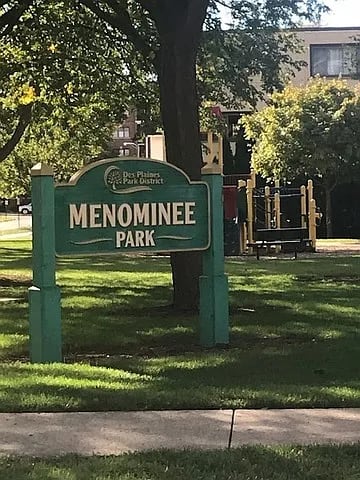 A green sign that says Menominee Park.