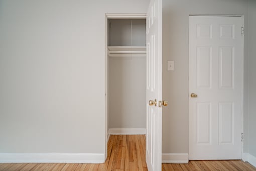 Bedroom Closet 7347-G