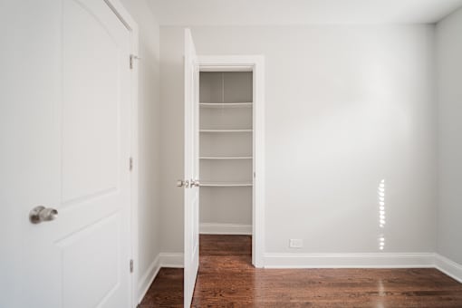 Bedroom Closet 7357-2S