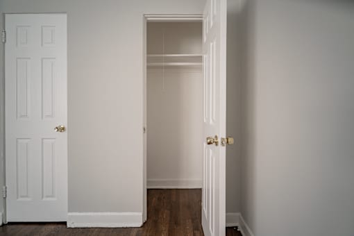 Bedroom Closet 7361-1S