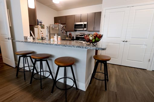 Breakfast Bar and Kitchen