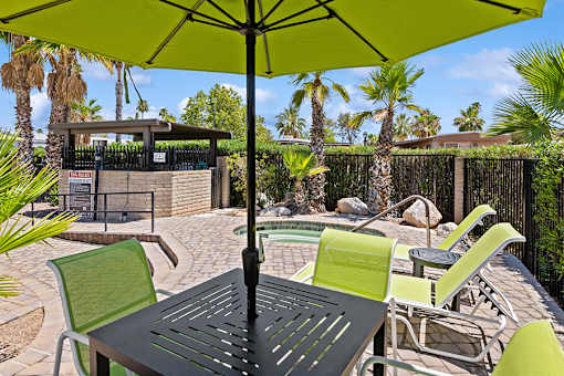 Picnic area at Verde Plaza Manufactured Home Community in Tucson, Arizona