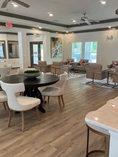 A Room With a Round Table and Chairs at Arbours at Quincy, Florida