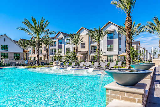 Swimming Pool And Fountain at Alys Crossing Apartments, Cypress, Texas