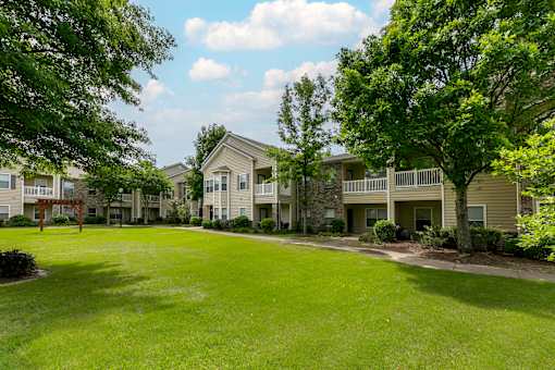 Lush Green Landscape at Villas at Cordova, Cordova