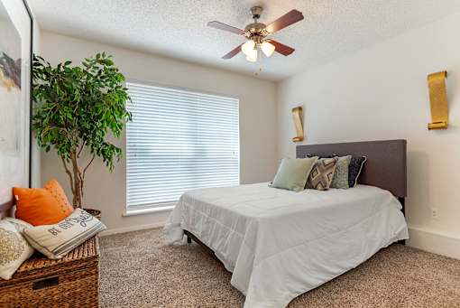 Bedroom with high ceiling fan at Lakeshore Landing Apartments, Ridgeland, MS, 39157