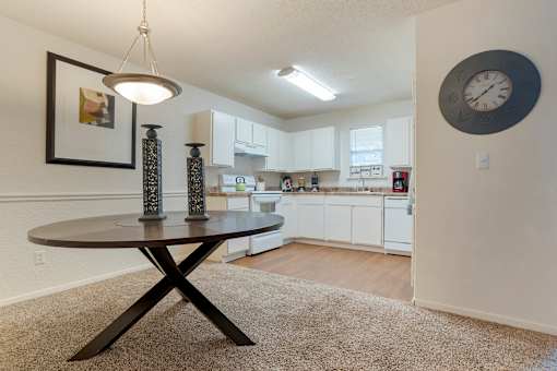Dining Room at Lakeshore Landing Apartments, Ridgeland, 39157