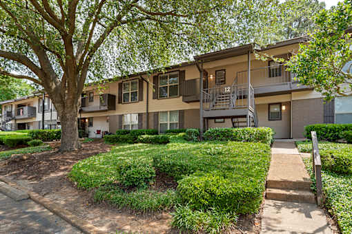 Exterior garden at Lakeshore Landing Apartments, Ridgeland, MS