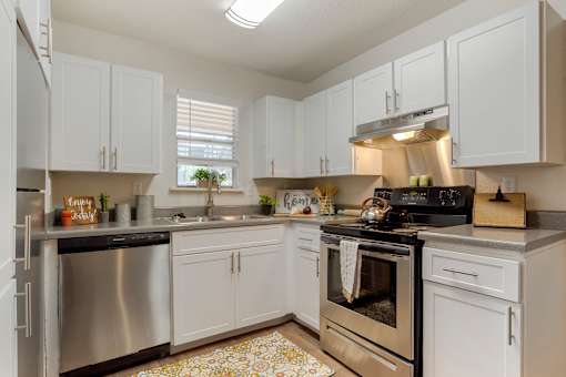Kitchen at Lakeshore Landing Apartments, Ridgeland, MS, 39157