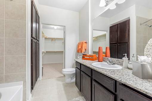 Designer Bathroom Suites at Mansfield on the Green, Milwaukie, TX, Texas