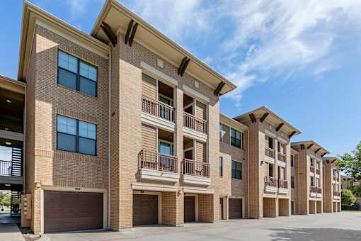 Building with balconies at Mansfield on the Green, Milwaukie