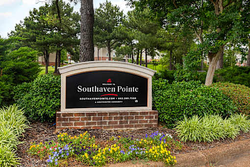 Front View at Southaven Pointe Apartments, Southaven, MS