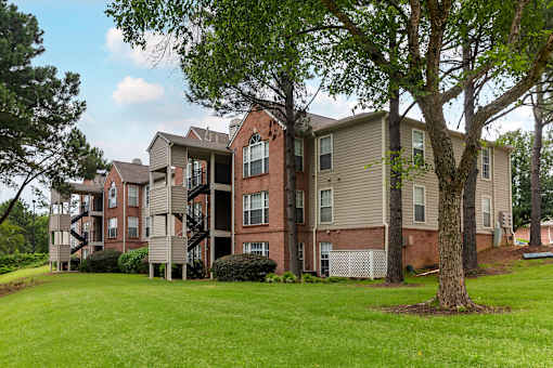 Front View Of Main Building at Southaven Pointe Apartments, Mississippi