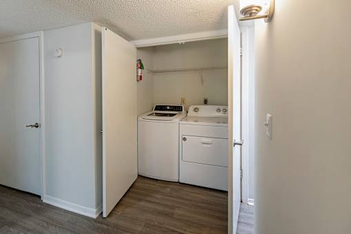 Laundry at Southaven Pointe Apartments, Southaven, MS 38671