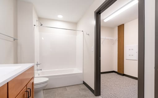1BR, 1BA - 745SF - Bathroom