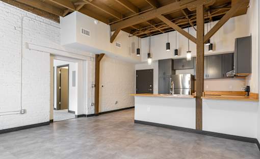 1BR, 1BA - 705SF - Living Room