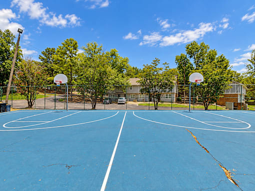 Outdoor basketball court at Madison Park Apartments & Townhomes in Birmingham, Alabama.