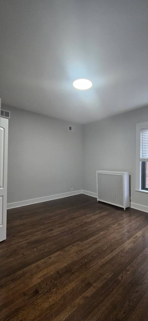 A room with a white ceiling and a window with blinds.
